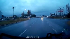 FOTO: jedná se o pohled na místo nehody z autobusu, se kterým se osobní vůz přijíždějící zleva střetl, foto pořízeno těsně před událostí, vlastní událost zaznamenána bohužel není
