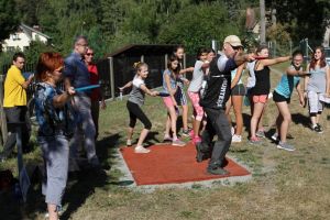 FOTO: sumperk.cz - Slavnostní otevření discgolfového hřiště   slavnostní výhoz Foto Z Kvapilová