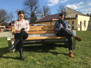 FOTO: sumperk.cz - místostarosta města Jakub Jirgl zkouší první Chytrou lavičku v Šumperku
