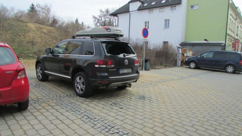 Fotografie jednoho z poškozených vozidel